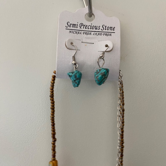 Turquoise beaded necklace and earrings - Picture 2 of 3